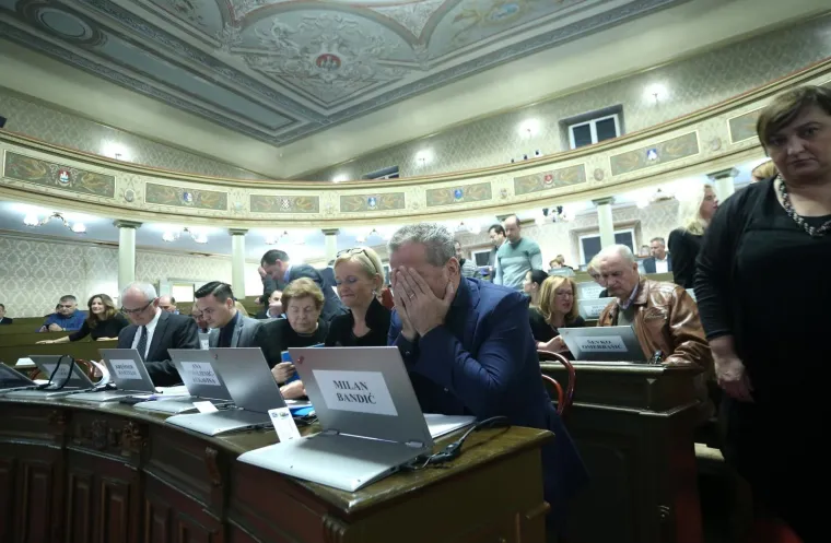 Tematska sjednica Gradske skup&scaron;tine Grada Zagreba o gospodarenju otpadom prva je u povijesti na kojoj se glasovalo elektronski. Glasuje se pomoću prijenosnih računala, a uskoro će biti uvedena mogućnost da se za replike i povrede poslovnika zastupnici također prijavljuju elektronski.