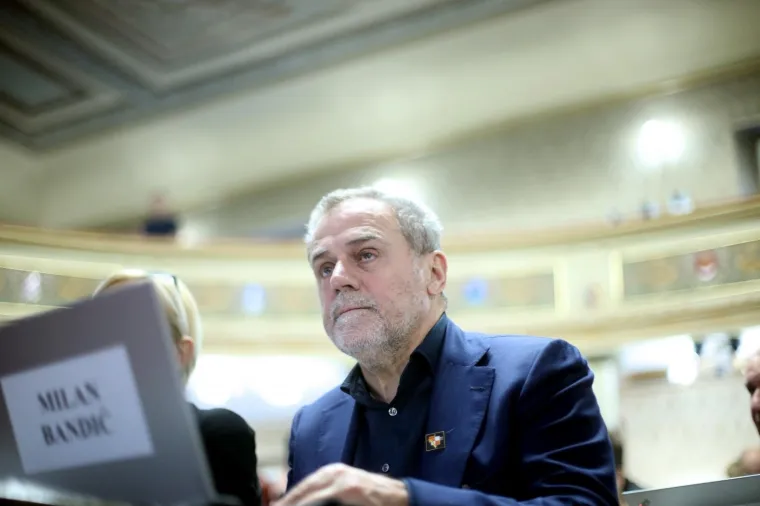 Tematska sjednica Gradske skup&scaron;tine Grada Zagreba o gospodarenju otpadom prva je u povijesti na kojoj se glasovalo elektronski. Glasuje se pomoću prijenosnih računala, a uskoro će biti uvedena mogućnost da se za replike i povrede poslovnika zastupnici također prijavljuju elektronski.