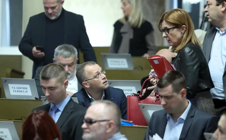 Tematska sjednica Gradske skup&scaron;tine Grada Zagreba o gospodarenju otpadom prva je u povijesti na kojoj se glasovalo elektronski. Glasuje se pomoću prijenosnih računala, a uskoro će biti uvedena mogućnost da se za replike i povrede poslovnika zastupnici također prijavljuju elektronski.