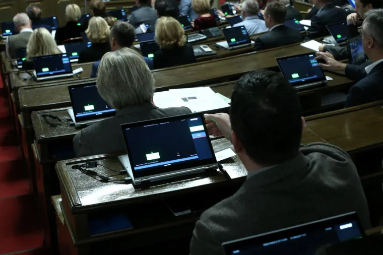 Tematska sjednica Gradske skup&scaron;tine Grada Zagreba o gospodarenju otpadom prva je u povijesti na kojoj se glasovalo elektronski. Glasuje se pomoću prijenosnih računala, a uskoro će biti uvedena mogućnost da se za replike i povrede poslovnika zastupnici također prijavljuju elektronski.