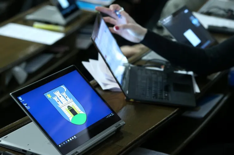 Tematska sjednica Gradske skup&scaron;tine Grada Zagreba o gospodarenju otpadom prva je u povijesti na kojoj se glasovalo elektronski. Glasuje se pomoću prijenosnih računala, a uskoro će biti uvedena mogućnost da se za replike i povrede poslovnika zastupnici također prijavljuju elektronski.