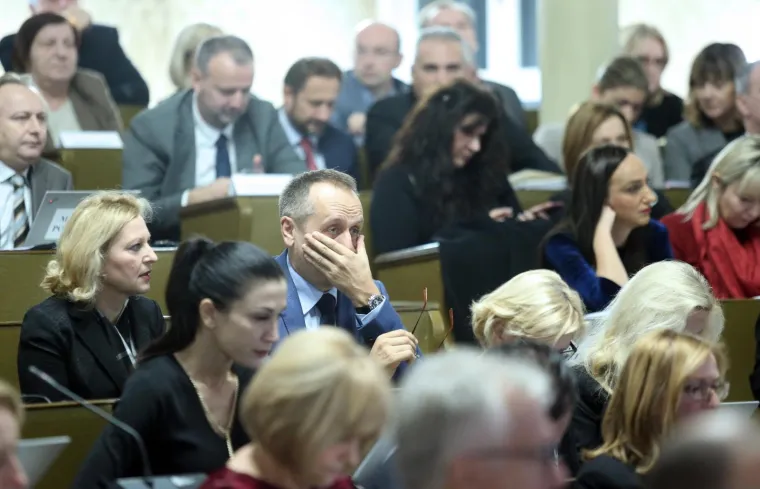 Tematska sjednica Gradske skup&scaron;tine Grada Zagreba o gospodarenju otpadom prva je u povijesti na kojoj se glasovalo elektronski. Glasuje se pomoću prijenosnih računala, a uskoro će biti uvedena mogućnost da se za replike i povrede poslovnika zastupnici također prijavljuju elektronski.