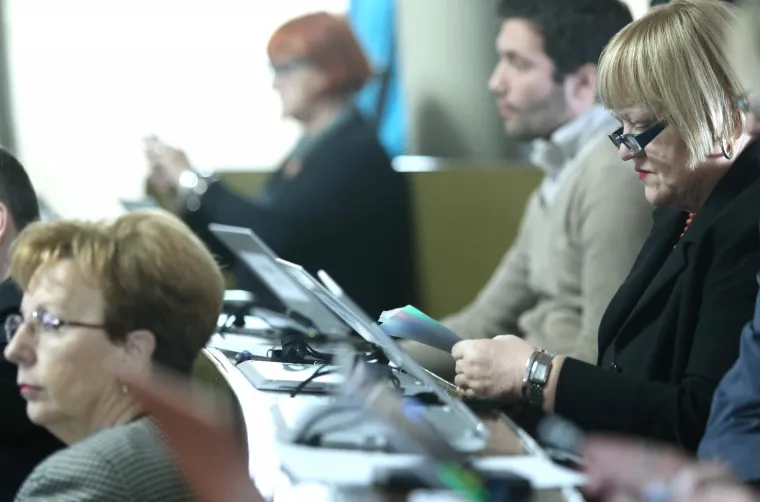 Tematska sjednica Gradske skup&scaron;tine Grada Zagreba o gospodarenju otpadom prva je u povijesti na kojoj se glasovalo elektronski. Glasuje se pomoću prijenosnih računala, a uskoro će biti uvedena mogućnost da se za replike i povrede poslovnika zastupnici također prijavljuju elektronski.