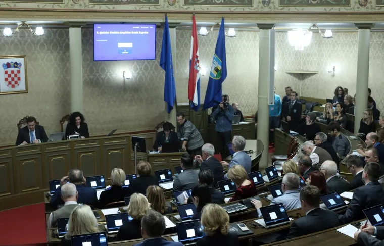 Tematska sjednica Gradske skup&scaron;tine Grada Zagreba o gospodarenju otpadom prva je u povijesti na kojoj se glasovalo elektronski. Glasuje se pomoću prijenosnih računala, a uskoro će biti uvedena mogućnost da se za replike i povrede poslovnika zastupnici također prijavljuju elektronski.