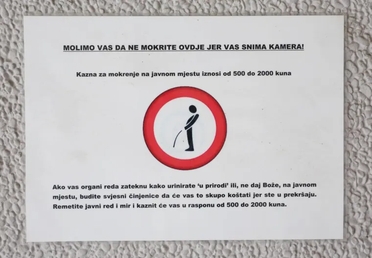 KARLOVAC: U prolazu stambene zgrade u Senjskoj ulici kod broja 6, postavljeno je upozorenje prolaznicima da ne mokre po zidovima sa napomenom da ih snima kamera te kaznama za taj prekr&scaron;aj.