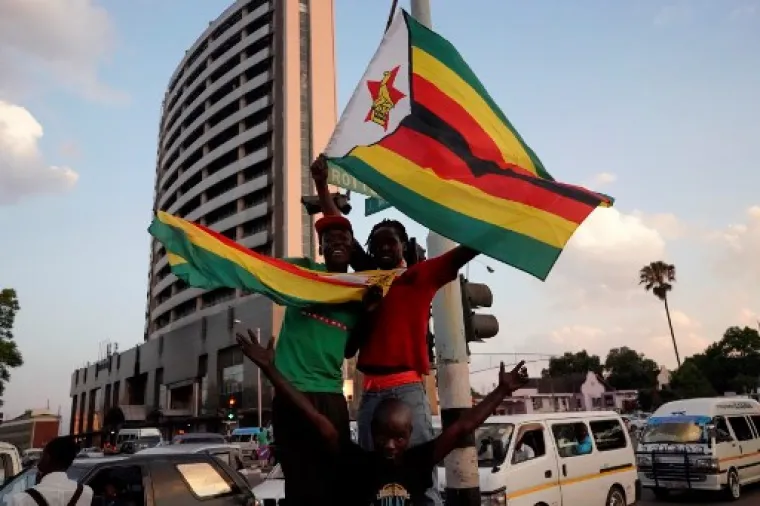 EKSPLOZIJA SREĆE U ZIMBABVEU: Pogledajte kako se u ovoj napaćenoj afričkoj zemlji slavi pad vremešnog diktatora