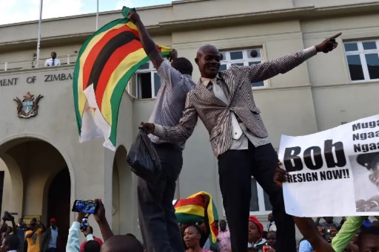 EKSPLOZIJA SREĆE U ZIMBABVEU: Pogledajte kako se u ovoj napaćenoj afričkoj zemlji slavi pad vremešnog diktatora
