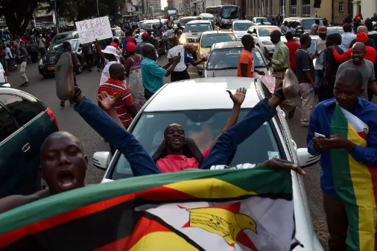 EKSPLOZIJA SREĆE U ZIMBABVEU: Pogledajte kako se u ovoj napaćenoj afričkoj zemlji slavi pad vremešnog diktatora
