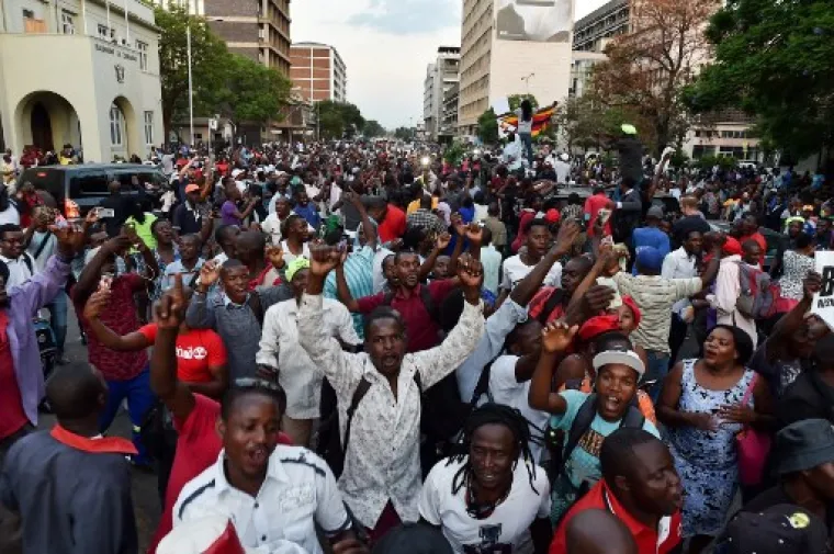 EKSPLOZIJA SREĆE U ZIMBABVEU: Pogledajte kako se u ovoj napaćenoj afričkoj zemlji slavi pad vremešnog diktatora