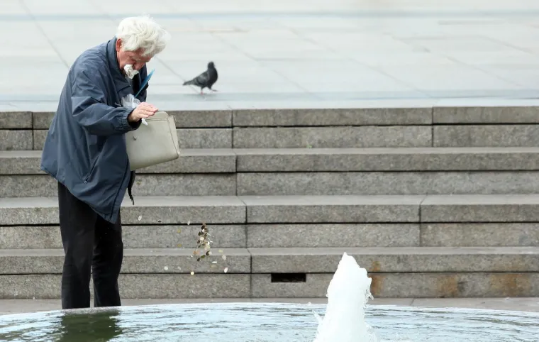 Vi&scaron;e novčića, vi&scaron;e sreće? Gospodin u Mandu&scaron;evac ispraznio vrećicu punu kovanica