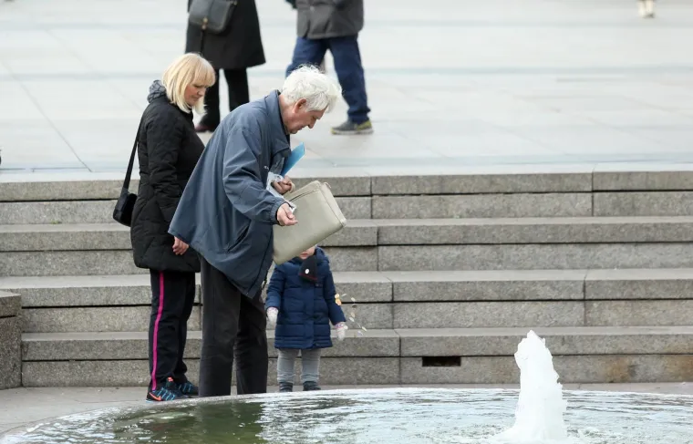 Vi&scaron;e novčića, vi&scaron;e sreće? Gospodin u Mandu&scaron;evac ispraznio vrećicu punu kovanica