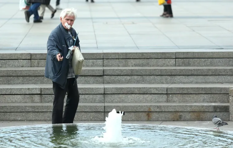 Vi&scaron;e novčića, vi&scaron;e sreće? Gospodin u Mandu&scaron;evac ispraznio vrećicu punu kovanica