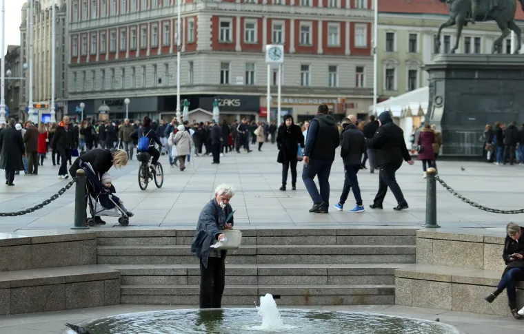 Vi&scaron;e novčića, vi&scaron;e sreće? Gospodin u Mandu&scaron;evac ispraznio vrećicu punu kovanica