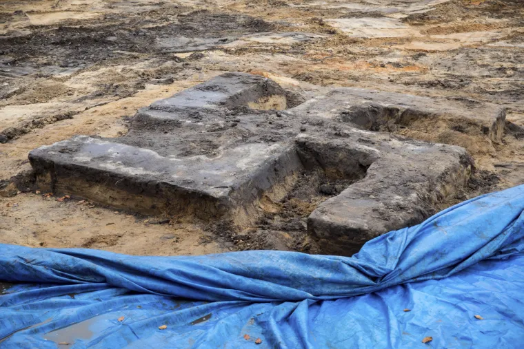 Kakvo otkriće: građevinski radnici 'naletjeli' na divovsku svastiku na nogometnom terenu u Hamburgu