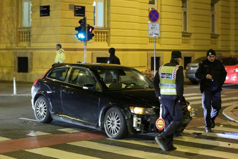 Sudar u centru Zagreba: jedan automobil od siline udarca odbačen na pločnik