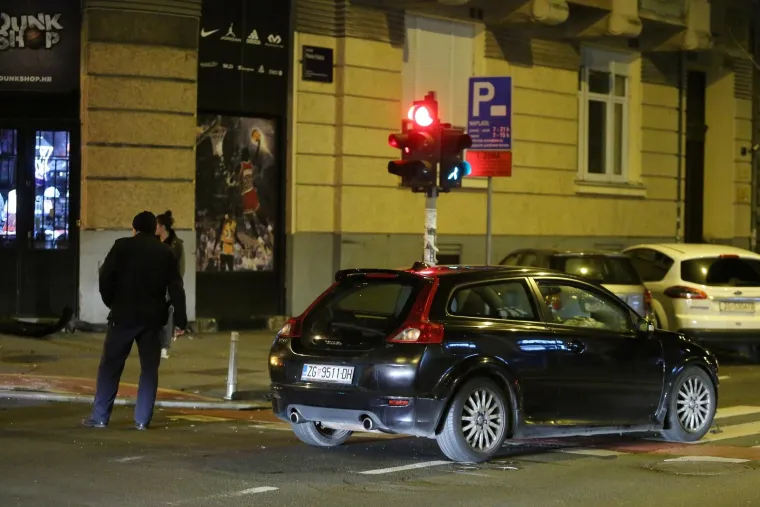 Sudar u centru Zagreba: jedan automobil od siline udarca odbačen na pločnik