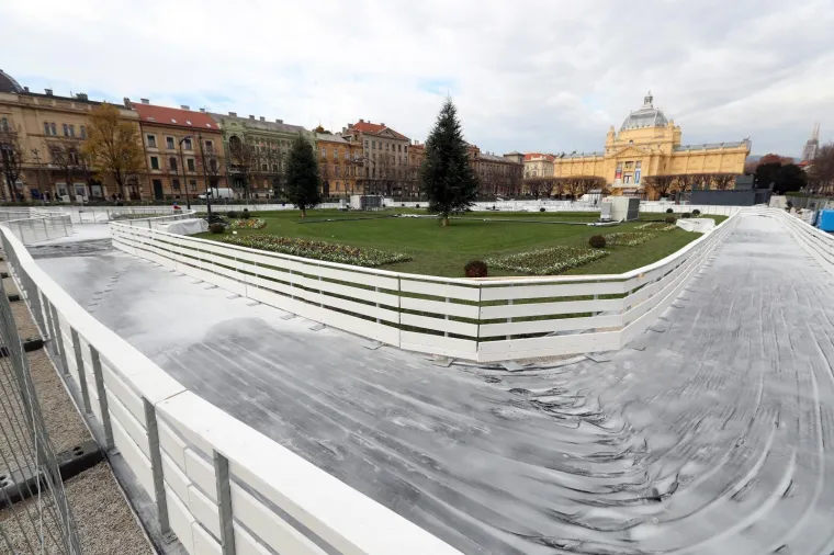 Trg kralja Tomislava, u tijeku su radovi na klizalištu koje će biti otvoreno za vrijeme adventskog sajma u Zagrebu. Postavljeni su rashladni paneli a radnici zalijevaju klizačku stazu te postavljaju zaštitnu ogradu.