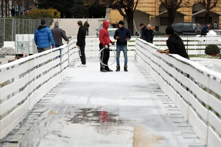 Na klizalištu na Tomislavcu radnici rade na stvaranju prvog sloja leda