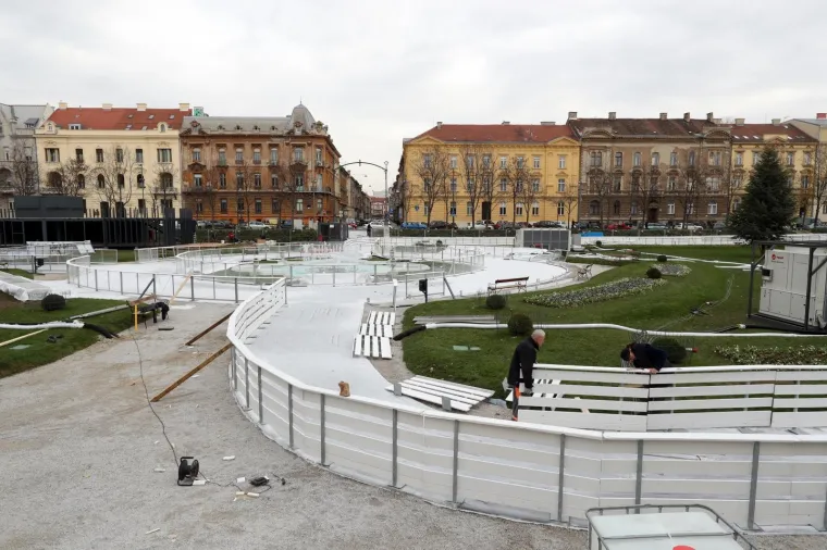 Na klizalištu na Tomislavcu radnici rade na stvaranju prvog sloja leda