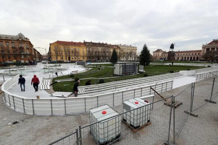 Na klizalištu na Tomislavcu radnici rade na stvaranju prvog sloja leda