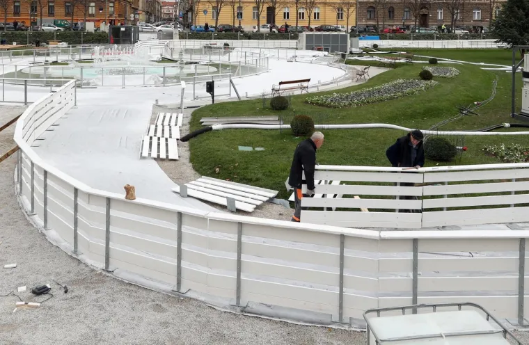 Na klizalištu na Tomislavcu radnici rade na stvaranju prvog sloja leda