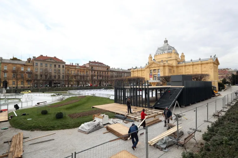 Na klizalištu na Tomislavcu radnici rade na stvaranju prvog sloja leda