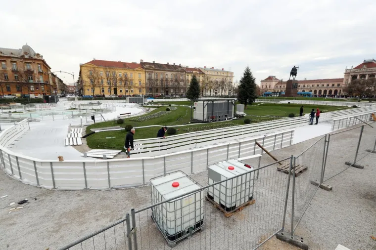 Na klizalištu na Tomislavcu radnici rade na stvaranju prvog sloja leda