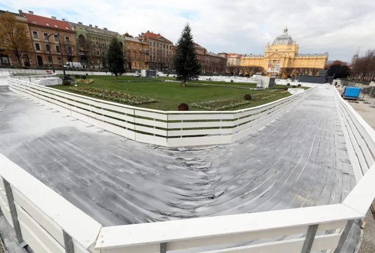 Na klizalištu na Tomislavcu radnici rade na stvaranju prvog sloja leda