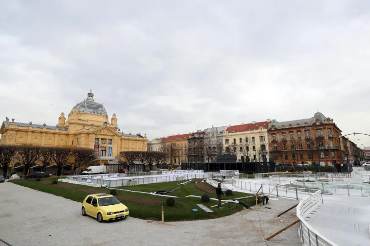 Na klizalištu na Tomislavcu radnici rade na stvaranju prvog sloja leda