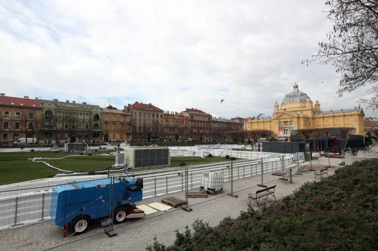 Na klizalištu na Tomislavcu radnici rade na stvaranju prvog sloja leda