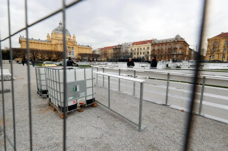 Na klizalištu na Tomislavcu radnici rade na stvaranju prvog sloja leda