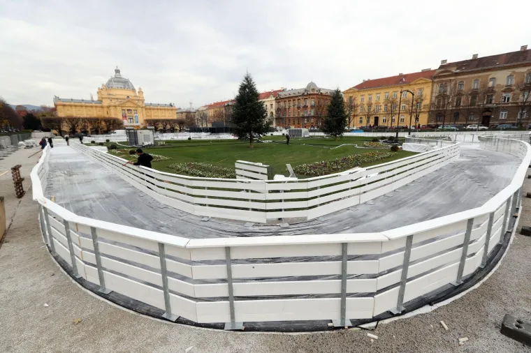 Na klizalištu na Tomislavcu radnici rade na stvaranju prvog sloja leda