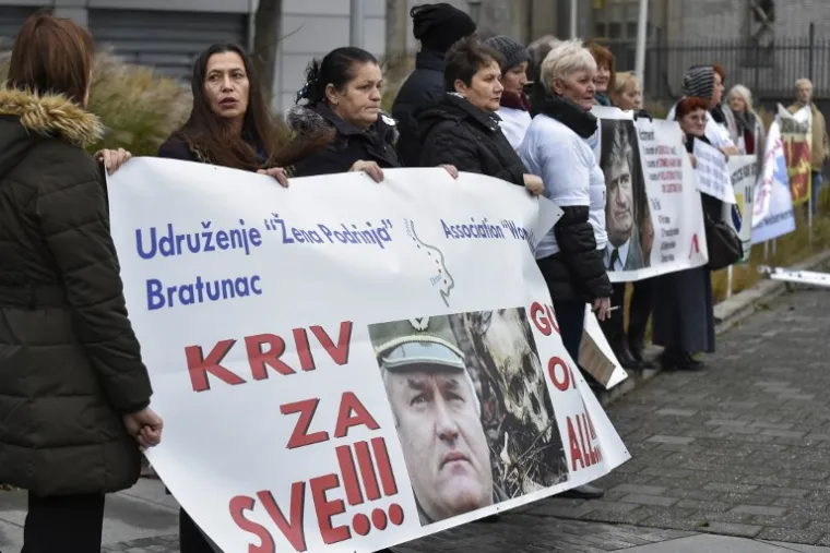 IZRICANJE PRESUDE RATKU MLADIĆU: Srebrenički krvnik ušao u sudnicu i pozirao fotografima s podignutim palcem