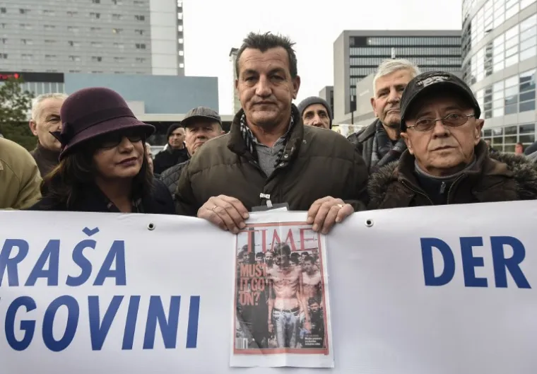 IZRICANJE PRESUDE RATKU MLADIĆU: Srebrenički krvnik ušao u sudnicu i pozirao fotografima s podignutim palcem