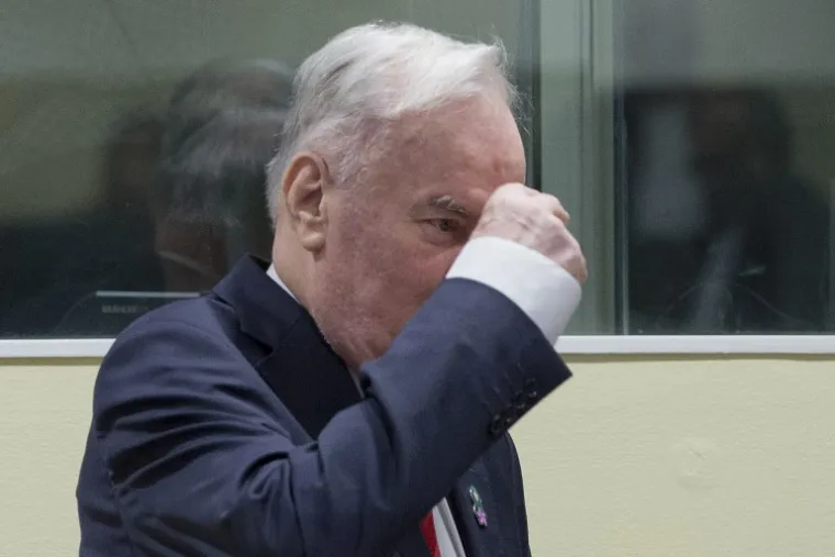 IZRICANJE PRESUDE RATKU MLADIĆU: Srebrenički krvnik ušao u sudnicu i pozirao fotografima s podignutim palcem