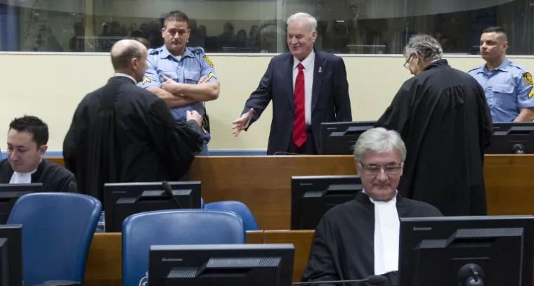 IZRICANJE PRESUDE RATKU MLADIĆU: Srebrenički krvnik ušao u sudnicu i pozirao fotografima s podignutim palcem
