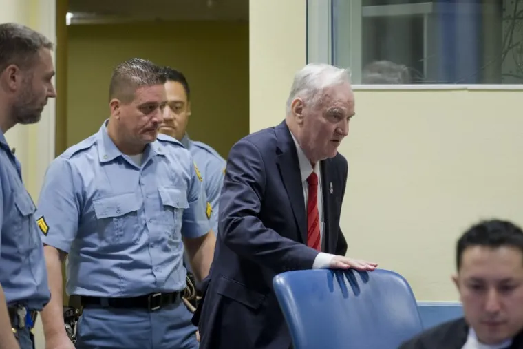 Ratko Mladić ulazi u sudnicu na izricanje presude.