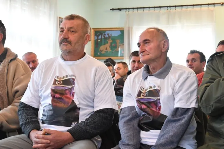 IZRICANJE PRESUDE RATKU MLADIĆU: Srebrenički krvnik ušao u sudnicu i pozirao fotografima s podignutim palcem