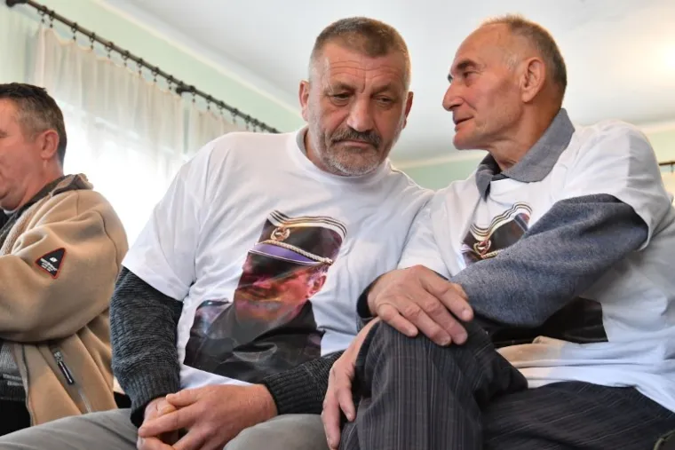 Bosanski Srbi nose majice sa slikom Ratka Mladića u ratnoj uniformi.