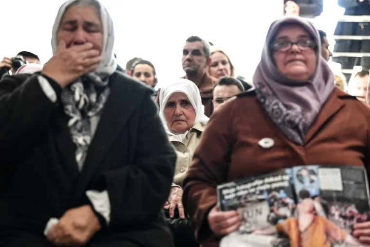 IZRICANJE PRESUDE RATKU MLADIĆU: Srebrenički krvnik ušao u sudnicu i pozirao fotografima s podignutim palcem