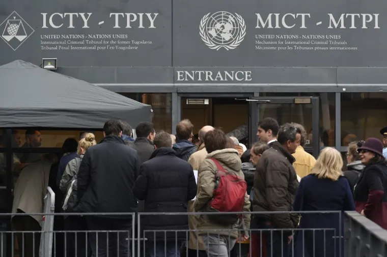 IZRICANJE PRESUDE RATKU MLADIĆU: Srebrenički krvnik u&scaron;ao u sudnicu i pozirao fotografima s podignutim palcem