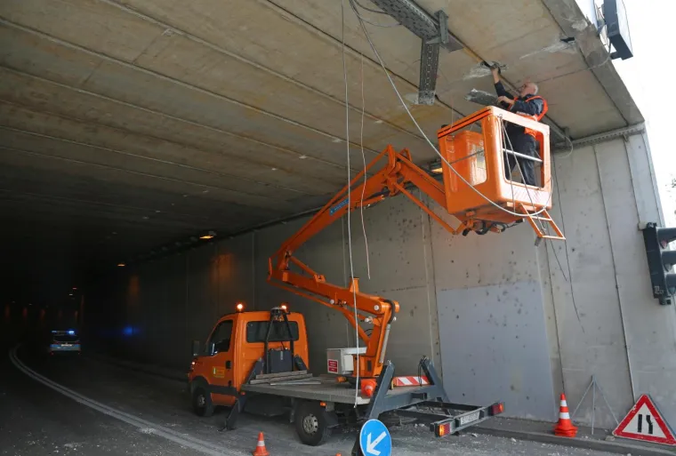 Nepoznata osoba teretnim vozilom o&scaron;tetila strujnu instalaciju na ulazu u tunel Vrulje