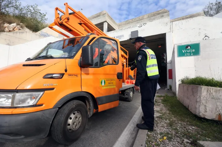 Nepoznata osoba teretnim vozilom o&scaron;tetila strujnu instalaciju na ulazu u tunel Vrulje