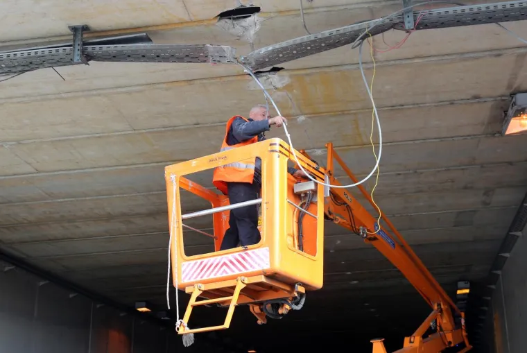 Nepoznata osoba teretnim vozilom o&scaron;tetila strujnu instalaciju na ulazu u tunel Vrulje