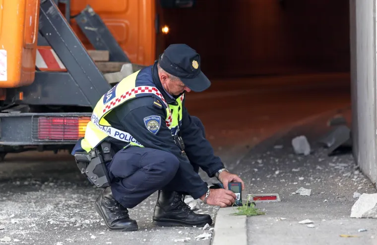 Nepoznata osoba teretnim vozilom o&scaron;tetila strujnu instalaciju na ulazu u tunel Vrulje