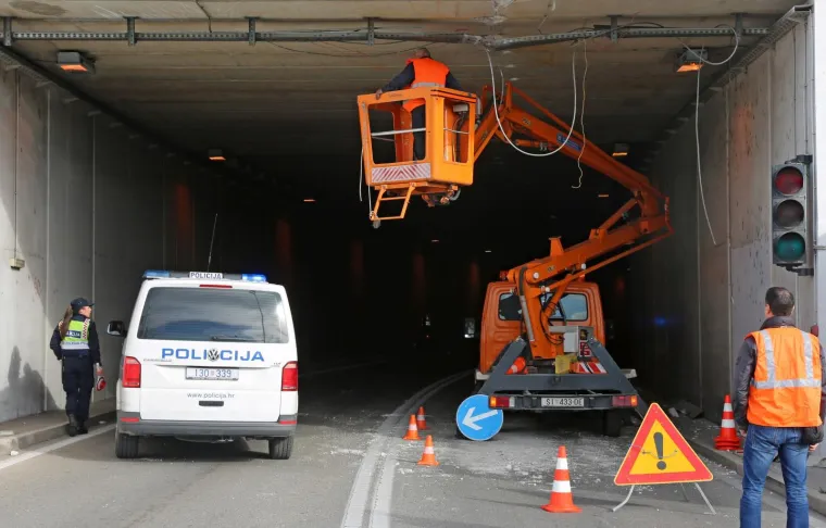 Nepoznata osoba teretnim vozilom o&scaron;tetila strujnu instalaciju na ulazu u tunel Vrulje