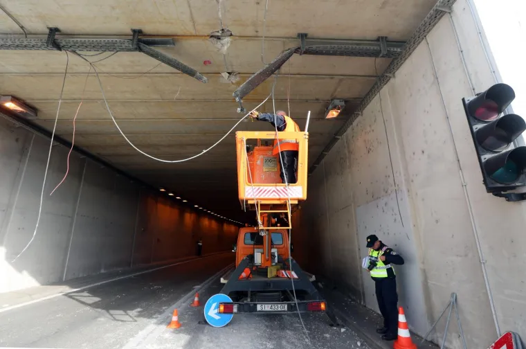 Nepoznata osoba teretnim vozilom o&scaron;tetila strujnu instalaciju na ulazu u tunel Vrulje
