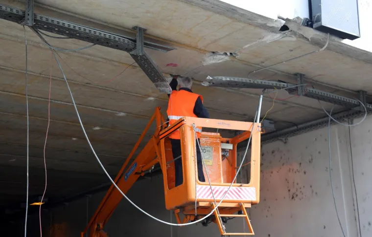 Nepoznata osoba teretnim vozilom o&scaron;tetila strujnu instalaciju na ulazu u tunel Vrulje