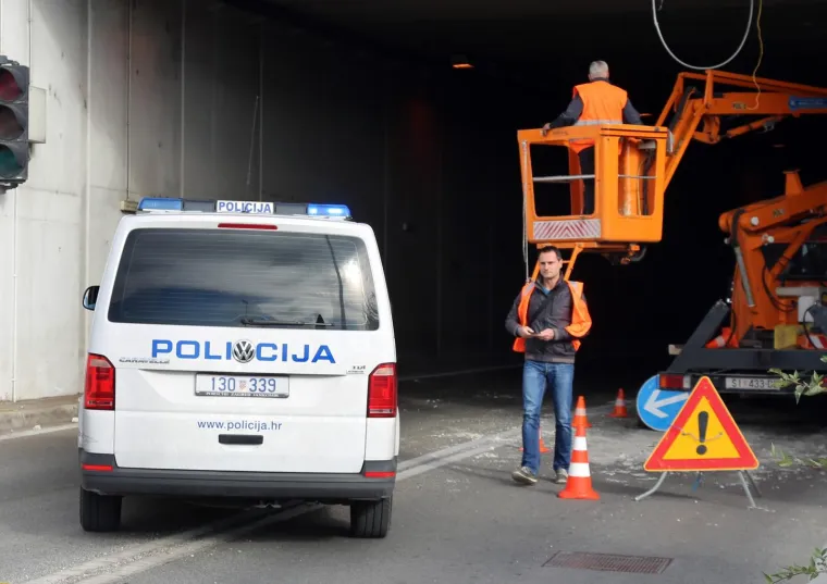 Nepoznata osoba teretnim vozilom o&scaron;tetila strujnu instalaciju na ulazu u tunel Vrulje