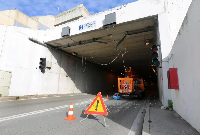 Nepoznata osoba teretnim vozilom o&scaron;tetila strujnu instalaciju na ulazu u tunel Vrulje